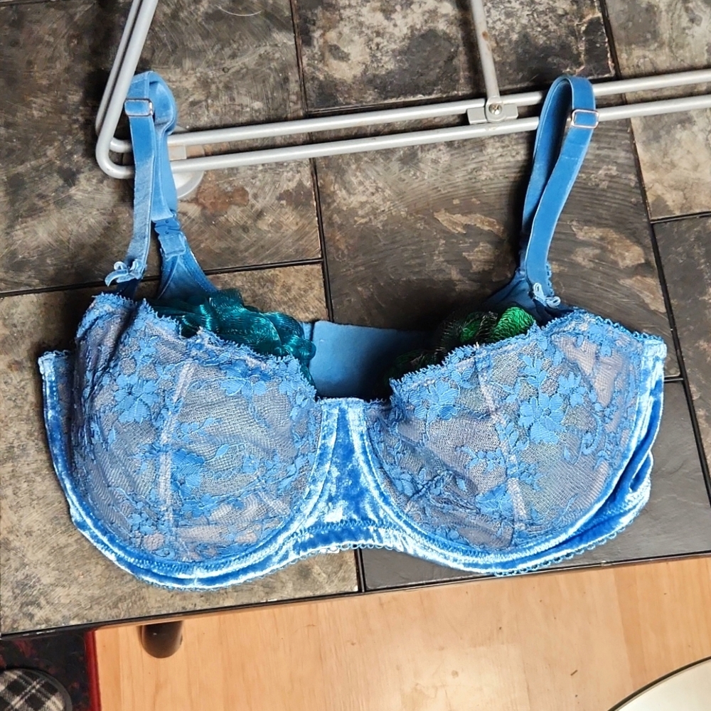 36 DD Victorias Secret bra